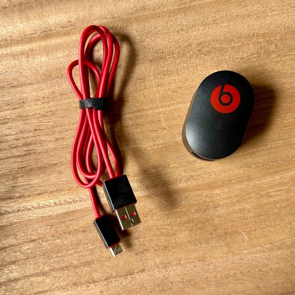 Beats by Dre Pill 2.0 Bluetooth Speaker Limited Edition & Black Character Stand - Picture 10 of 16